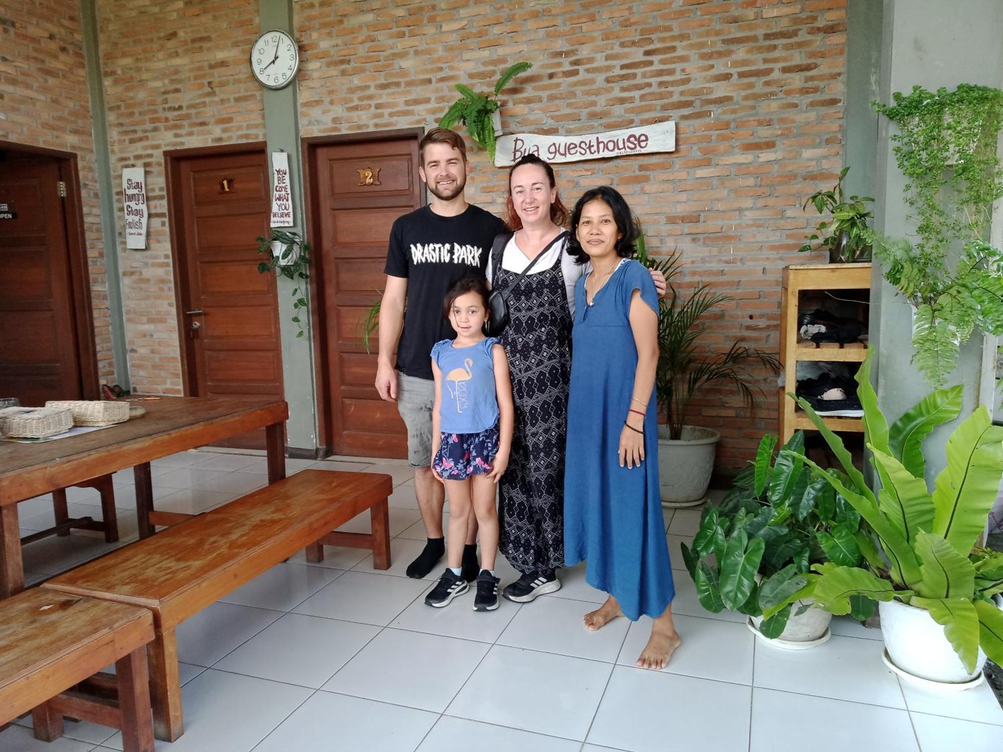 Bua Guest House Medan Extérieur photo