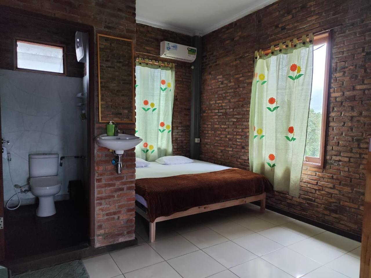 Bua Guest House Medan Extérieur photo